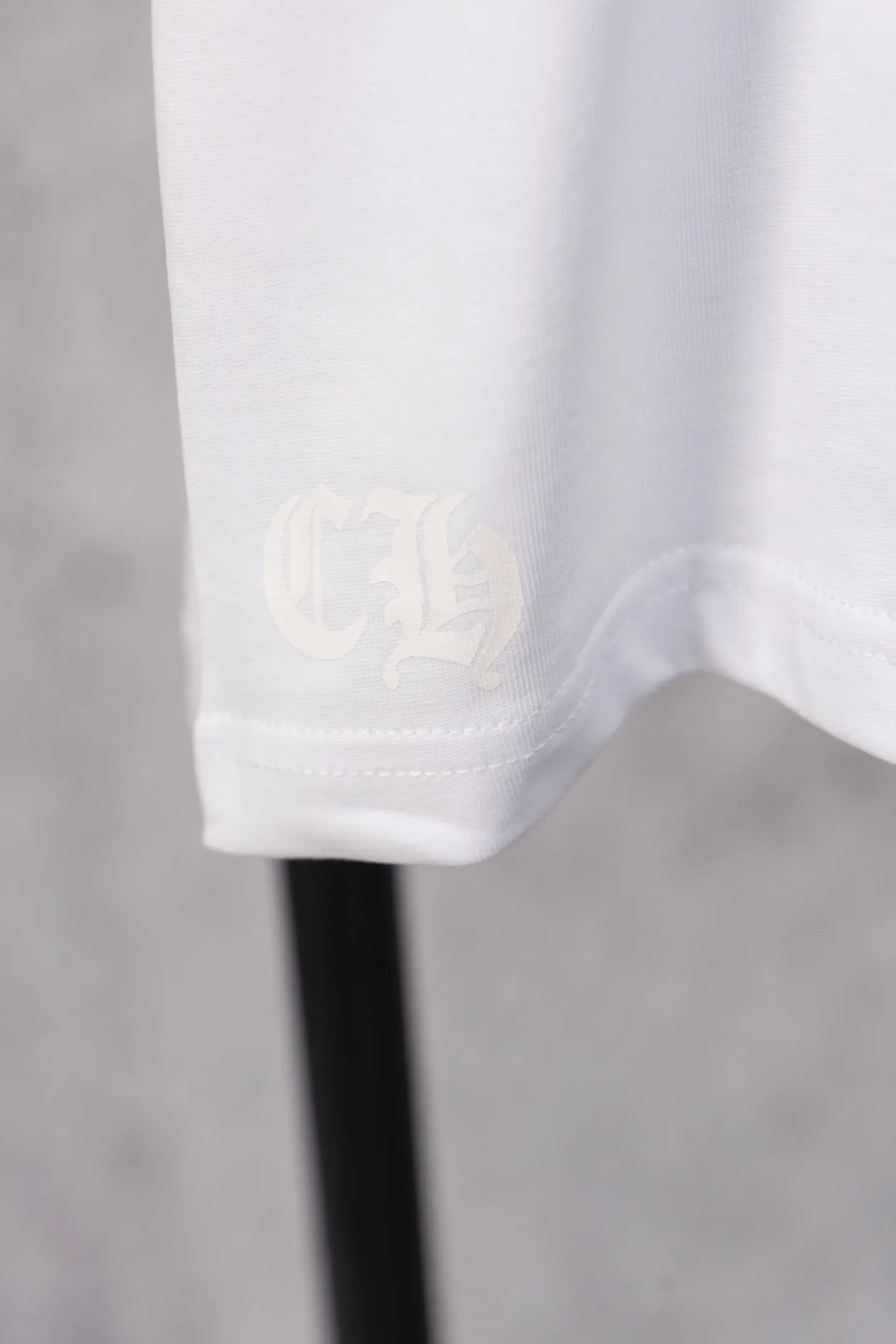 P190 Chrome Hearts CH Chrome Hearts Arm Camouflage Letters Large Logo Pocket Long Sleeve T-shirt Made of 300 grams of pure cotton fabric Threads are encrypted in the same color as the cylinder. The color is the same. Buy with confidence. The workmanship details are to the extreme, different from ordinary products in the market. White ink direct-jet printing high-temperature technology. Large factory flow workmanship. Double-line hemming production. Machine washable. High temperature resistance. Imported pigments will not fall off. Color: black white. Size: S—
